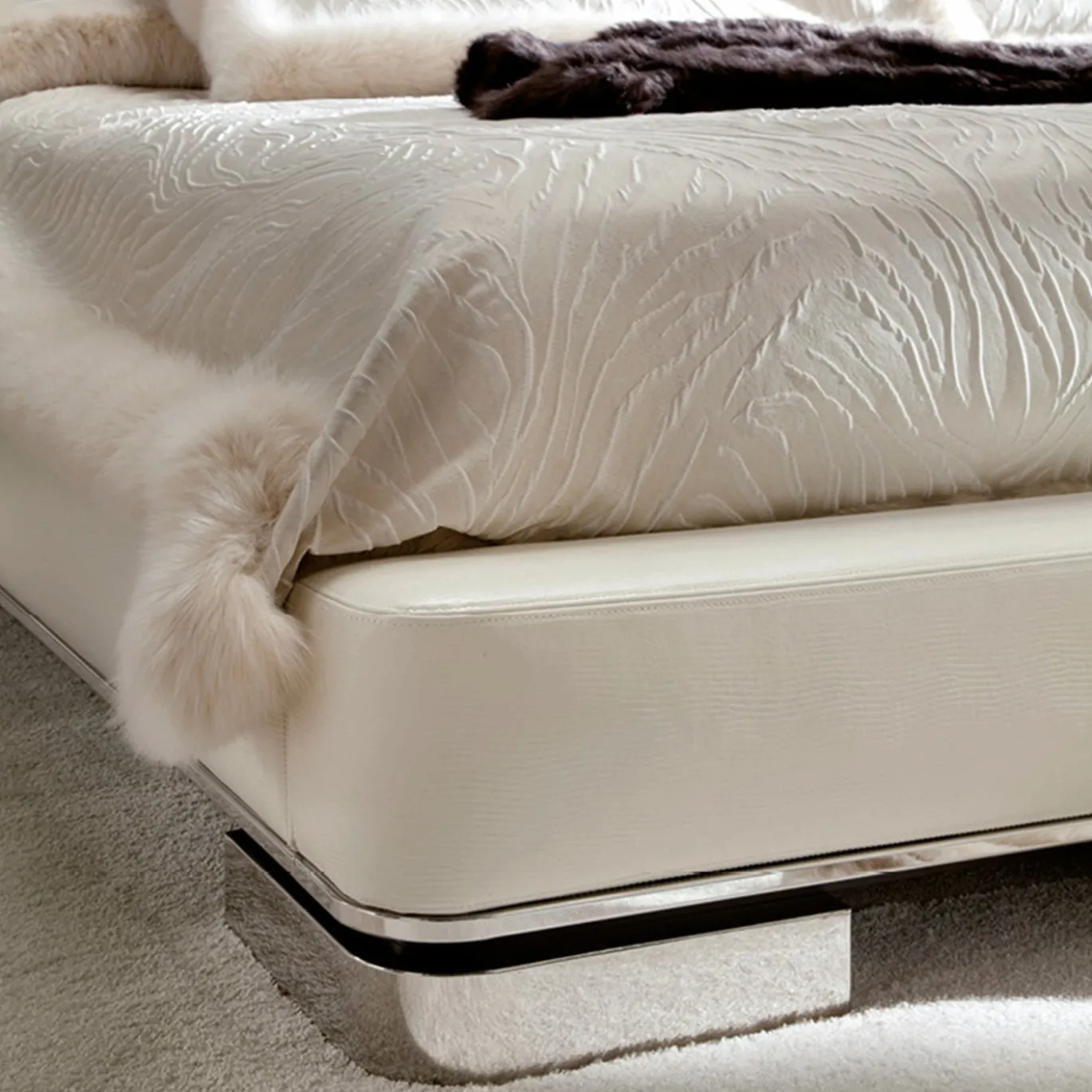 Letto king size in pelle avorio