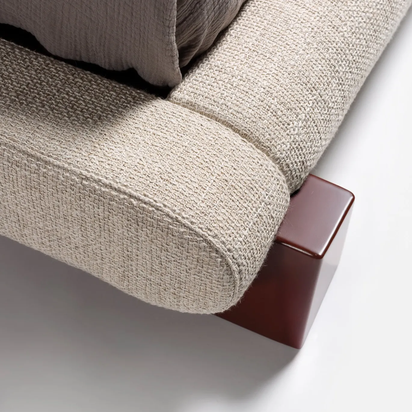 Letto Maki Rivestito in tessuto Tread con base in legno laccato rosso amarone