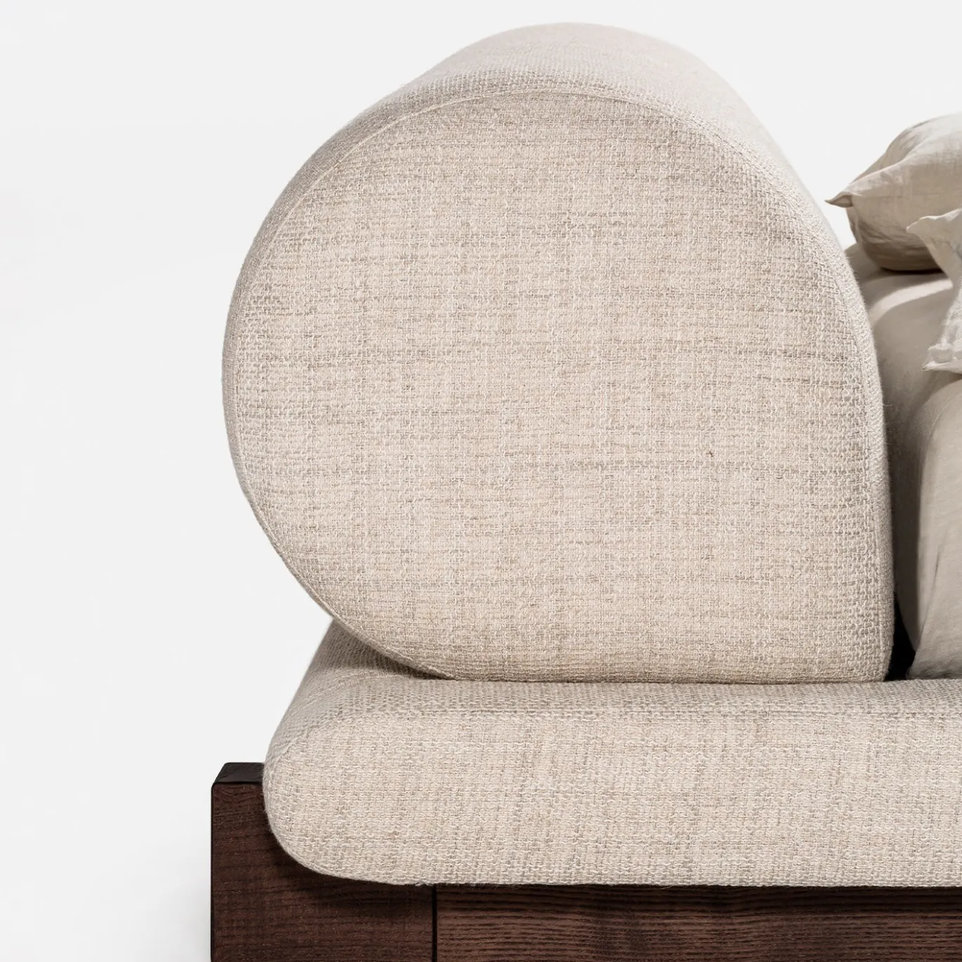 Letto Maki Rivestito in tessuto Tread con base in legno Moka lucido