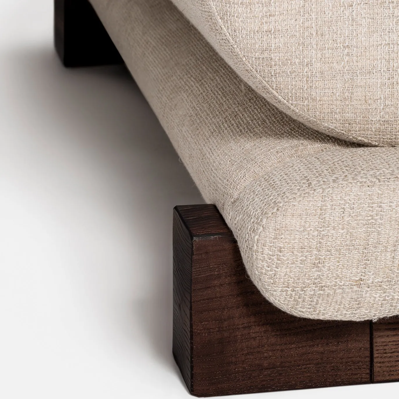 Letto Maki Rivestito in tessuto Tread con base in legno Moka lucido