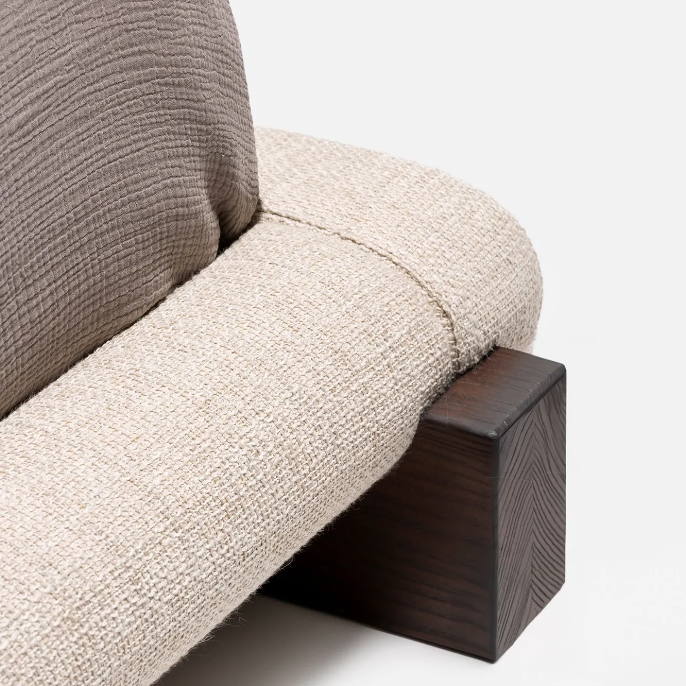 Letto Maki Rivestito in tessuto Tread con base in legno Moka lucido