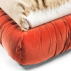 Letto Mambo In Velluto Arancione di Lorenza Bozzoli