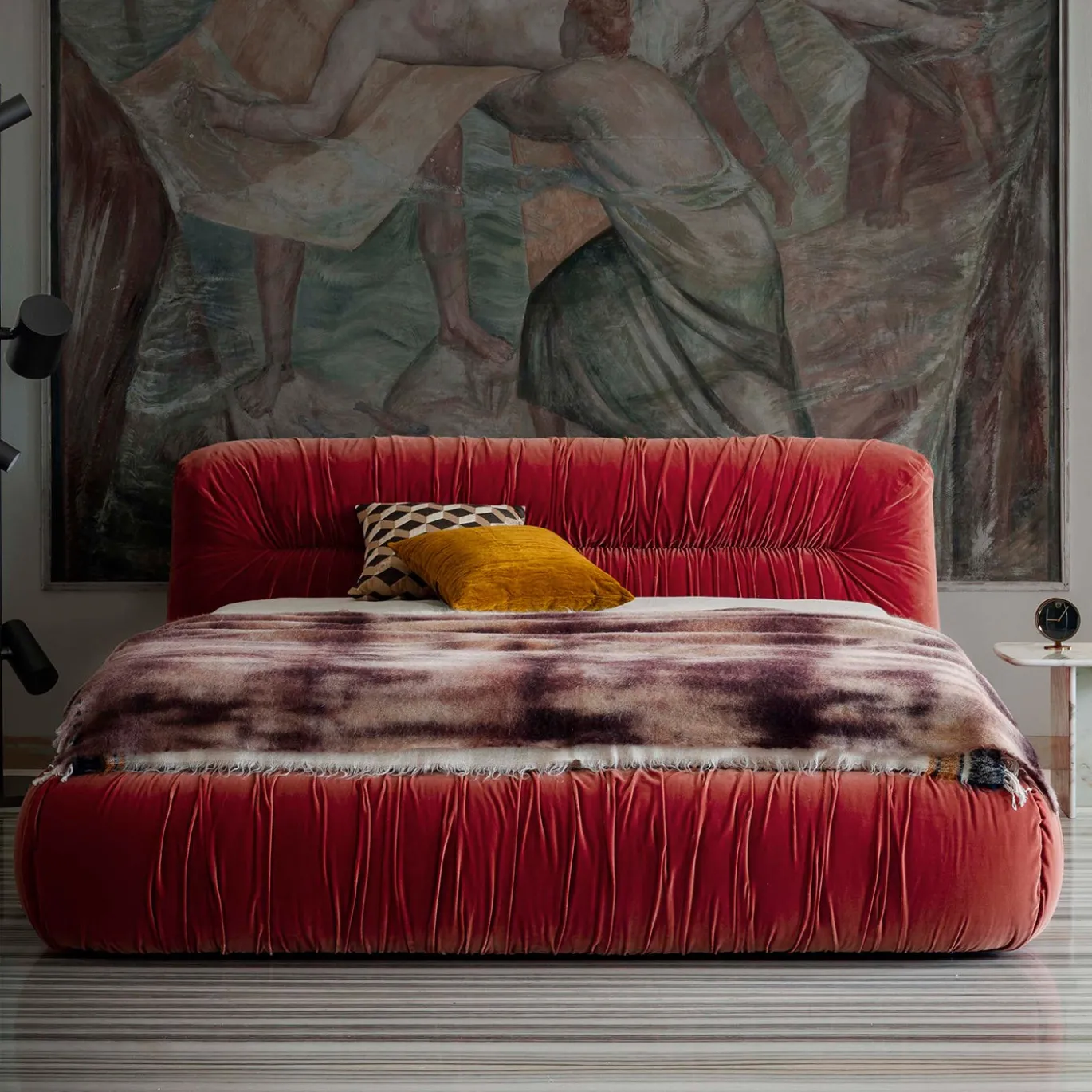 Letto Mambo In Velluto Arancione di Lorenza Bozzoli