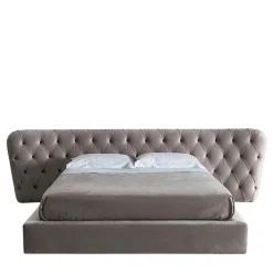 Letto Royale Capitonné in velluto color taupe di Castello Lagravinese