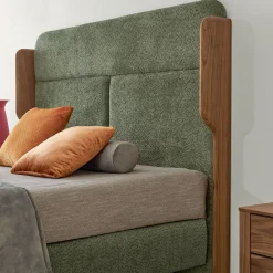 Letto Tobia in Bouclé Oliva con Struttura in Noce Canaletto