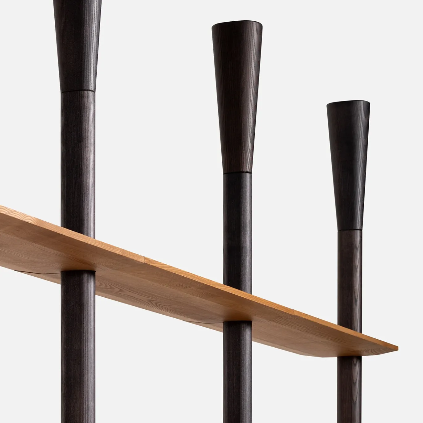 Libreria a Parete Paw L in Legno con Finiture Lucide Carbon e Miele
