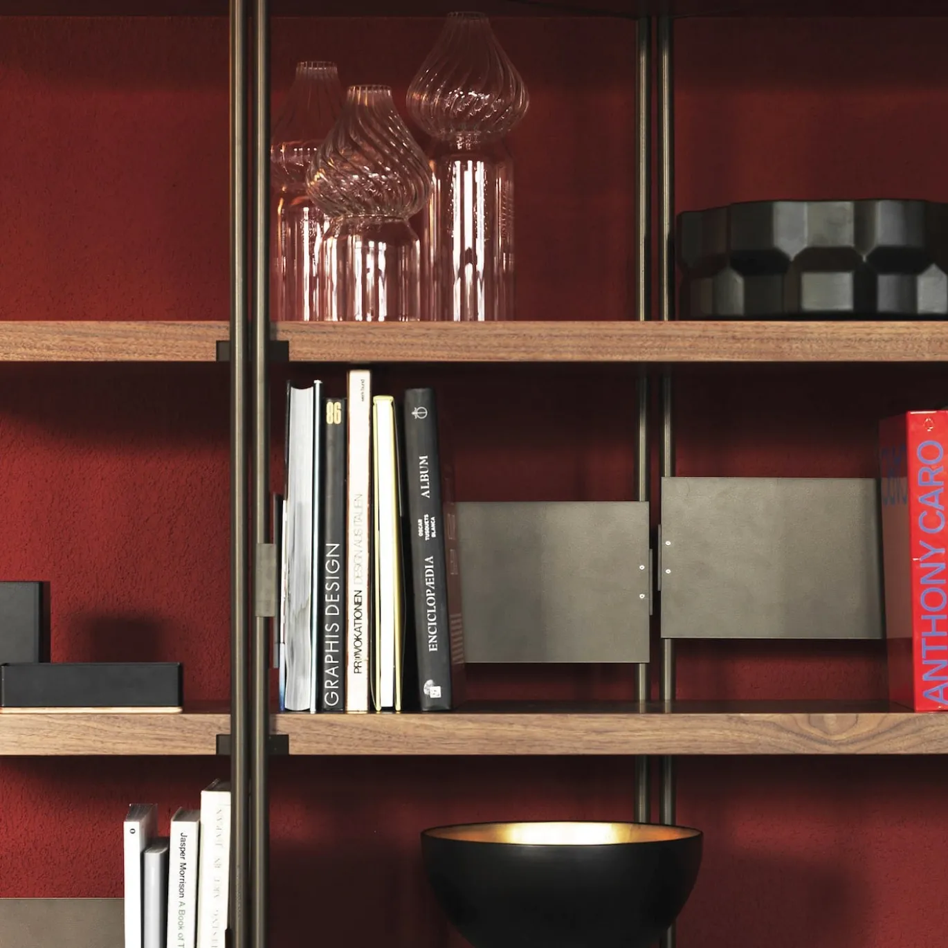 Libreria a 5 ripiani Zigzag in noce e bronzo di Konstantin Grcic