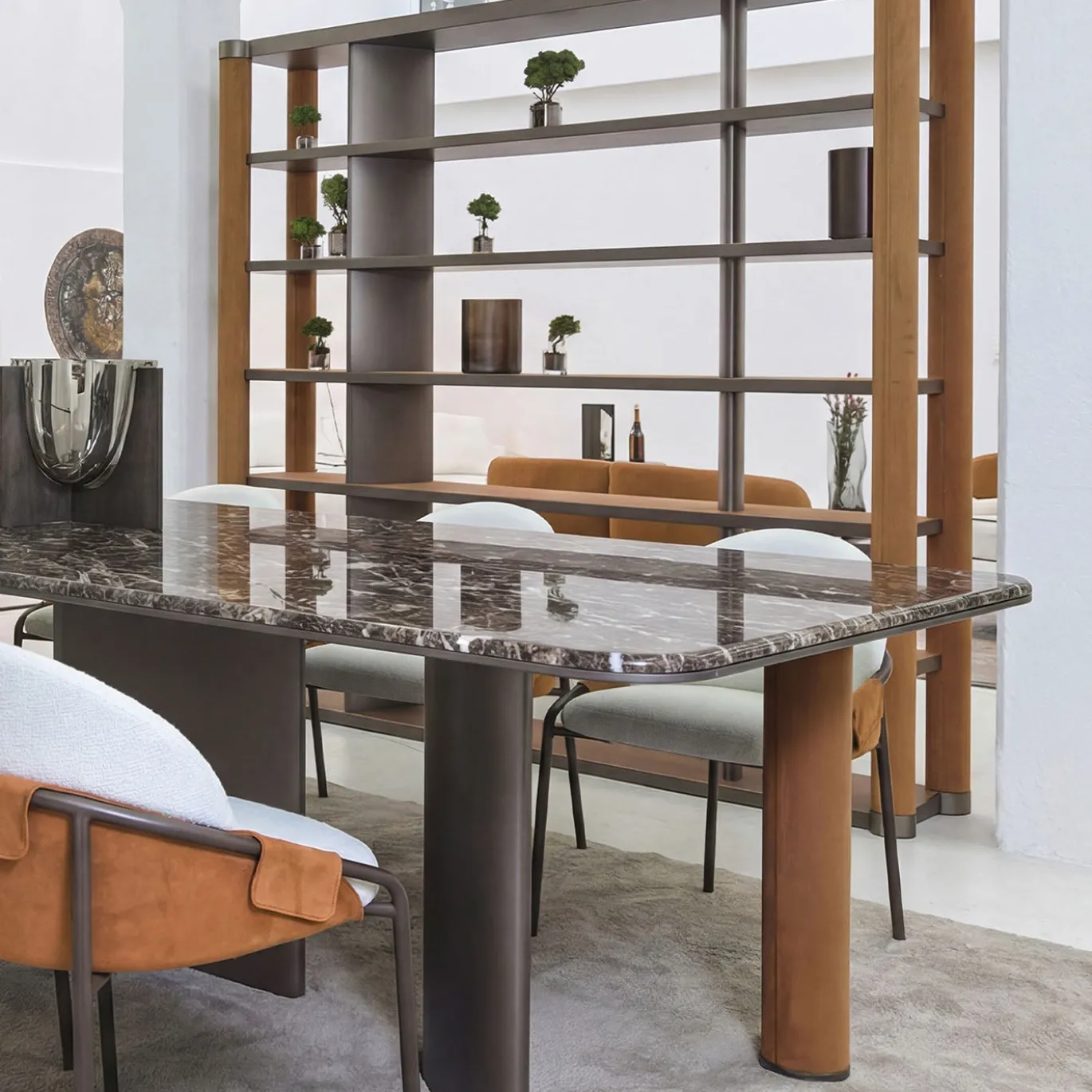 Libreria Bon Ton in legno laccato con rivestimento in eco nabuk