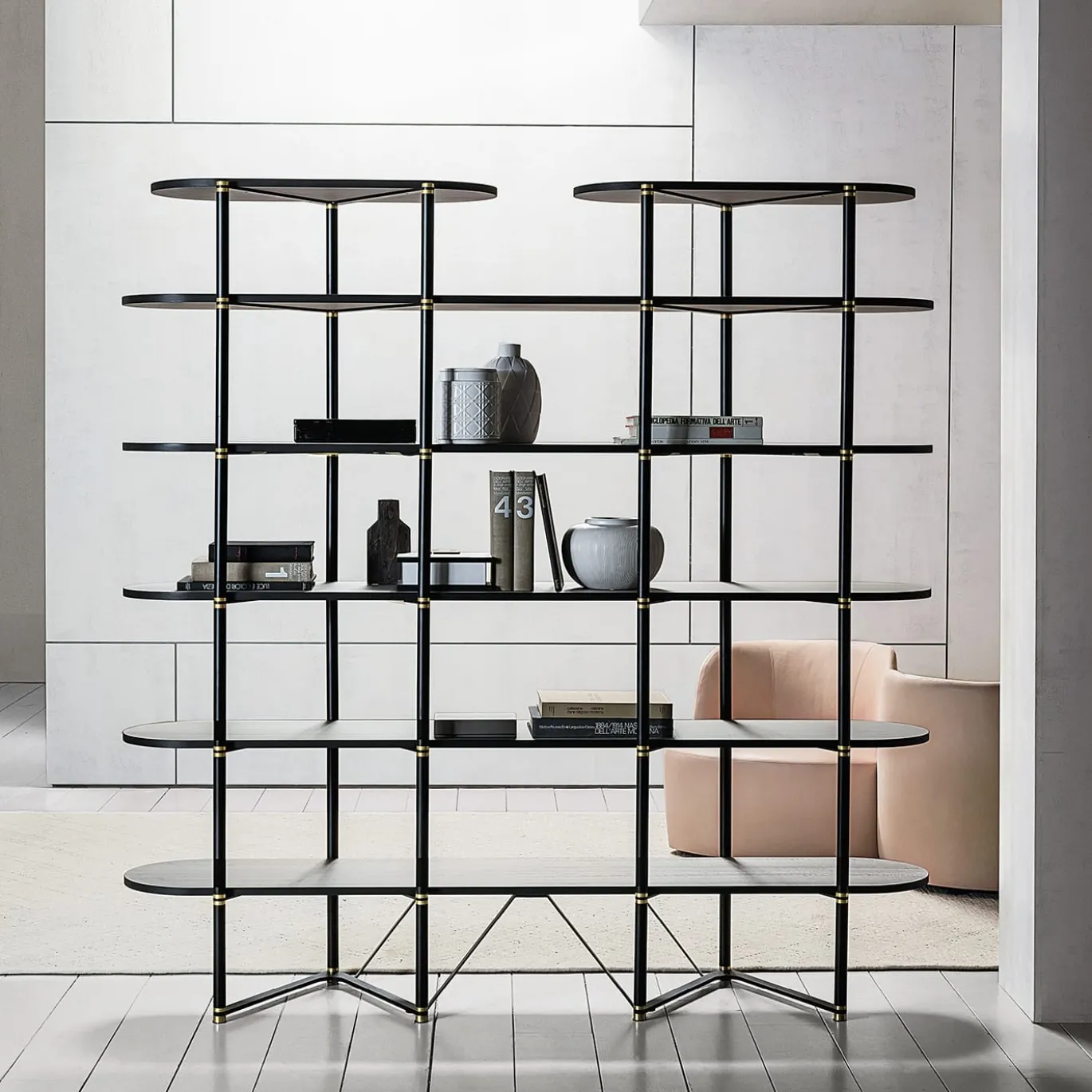 Libreria Boomerang in metallo nero e ottone con 6 ripiani di Pietro Russo Design