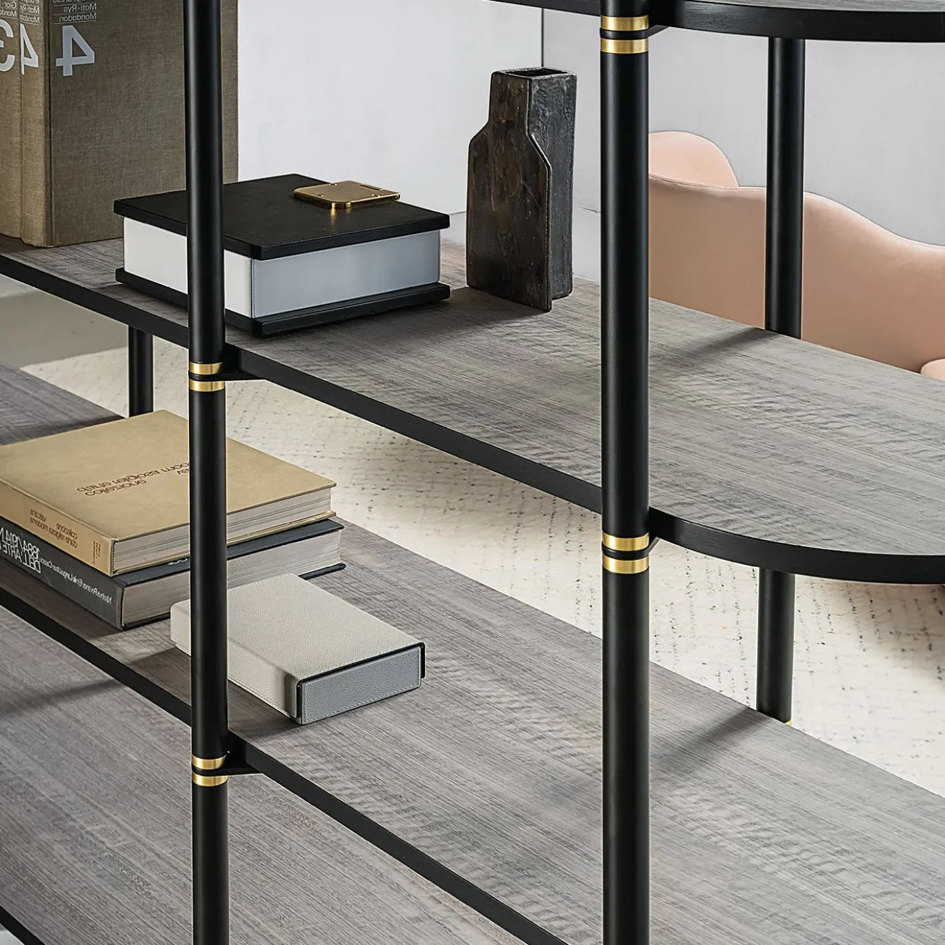 Libreria Boomerang in metallo nero e ottone con 4 ripiani di Pietro Russo Design