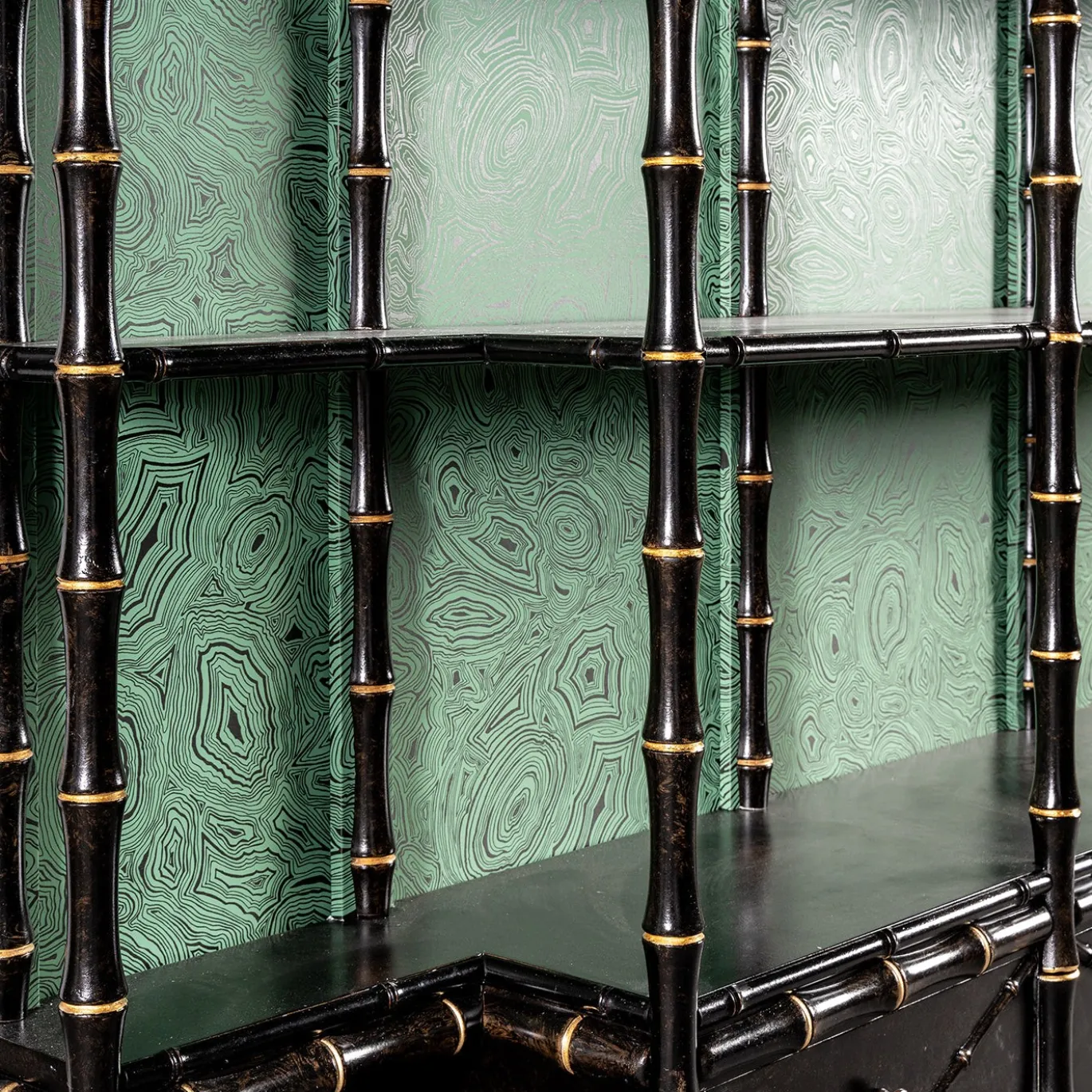 Libreria Corniglia Bamboo grande laccata nera lucida con pannelli verde acqua