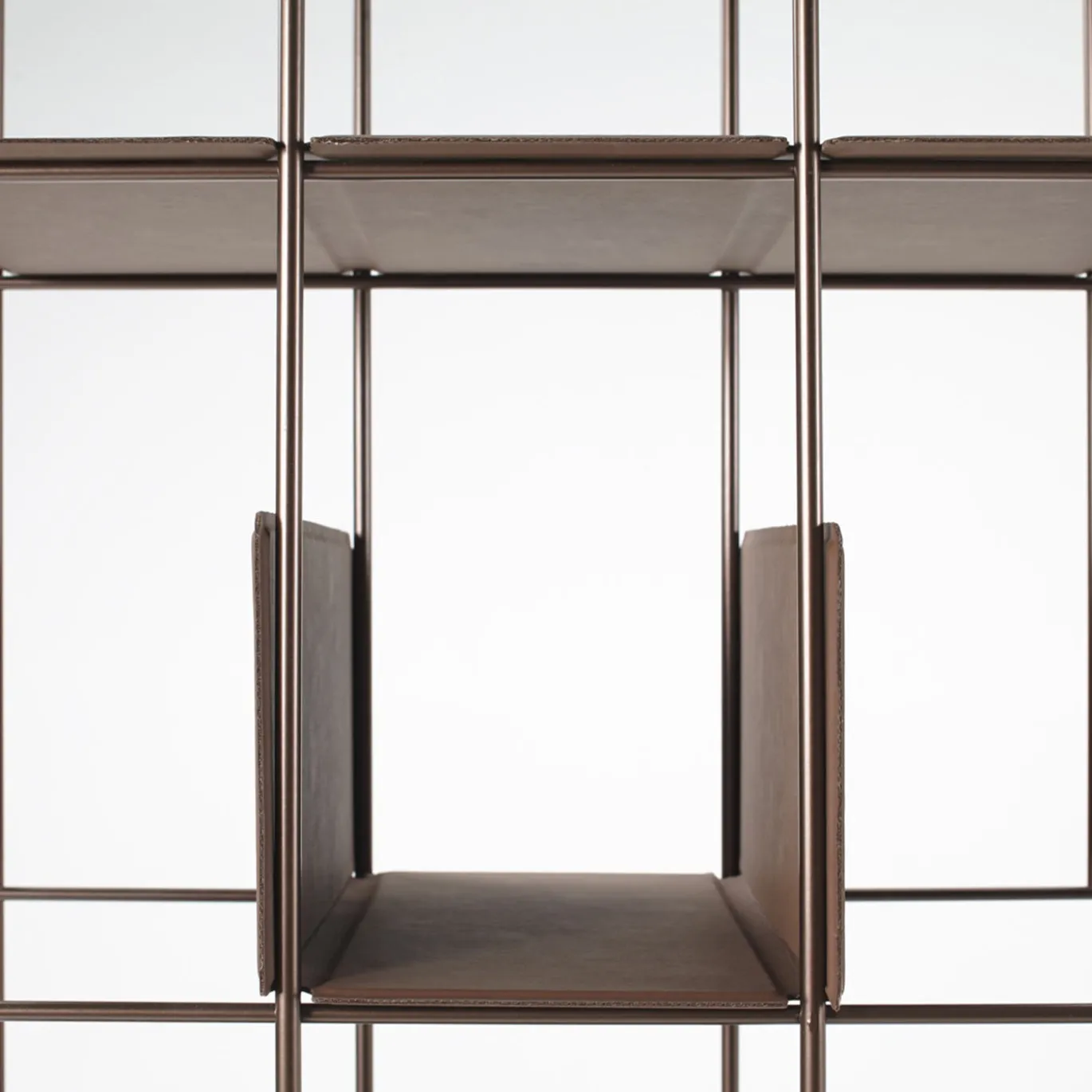 Libreria in Metallo Bronzo con Ripiani in Eco Pelle di Neuland Paster & Geldmacher