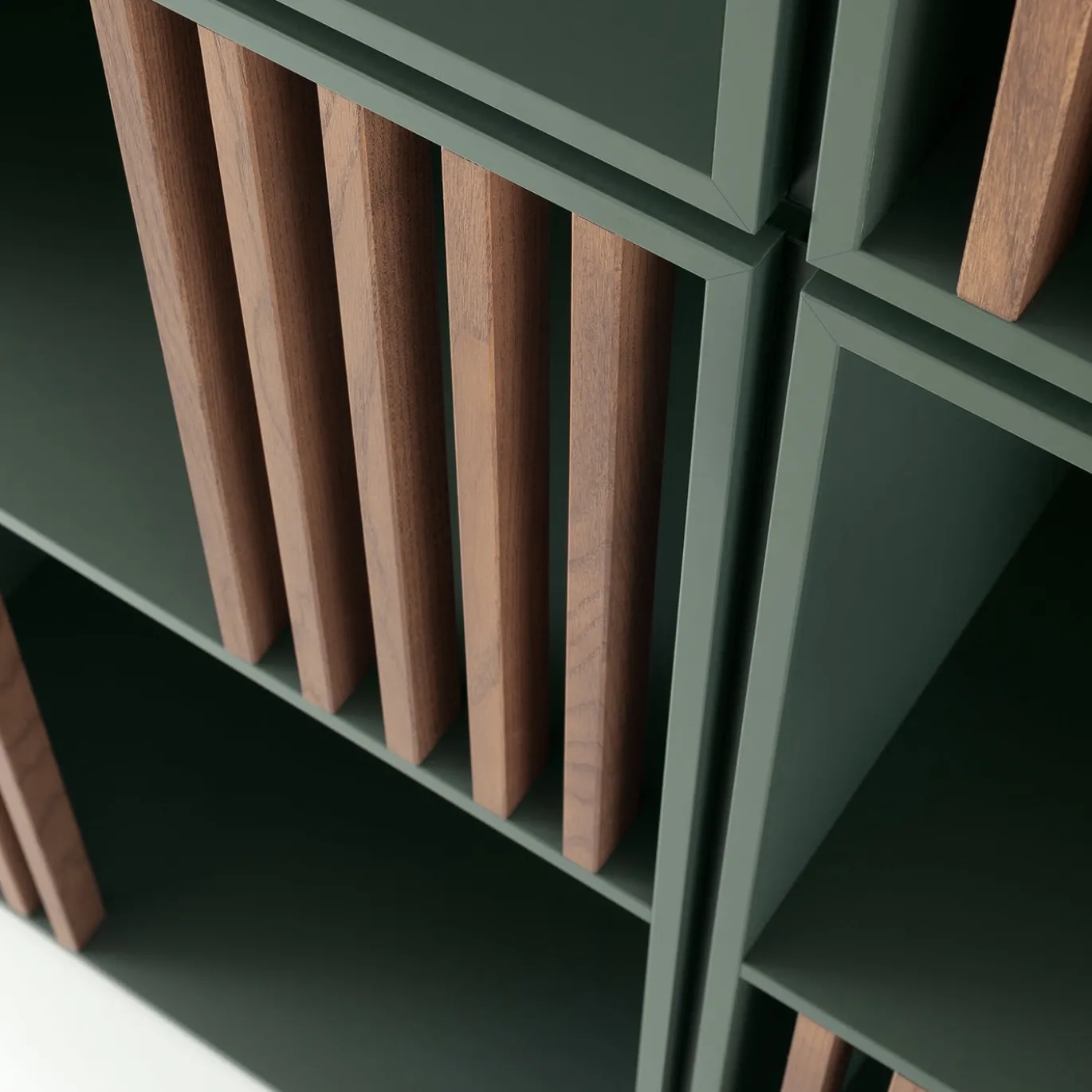 Libreria Mondrian Verde Amazzonia con Accenti in Legno di Frassino