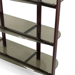 Libreria Petra in metallo rosso con mensole in vetro bronzo curvato