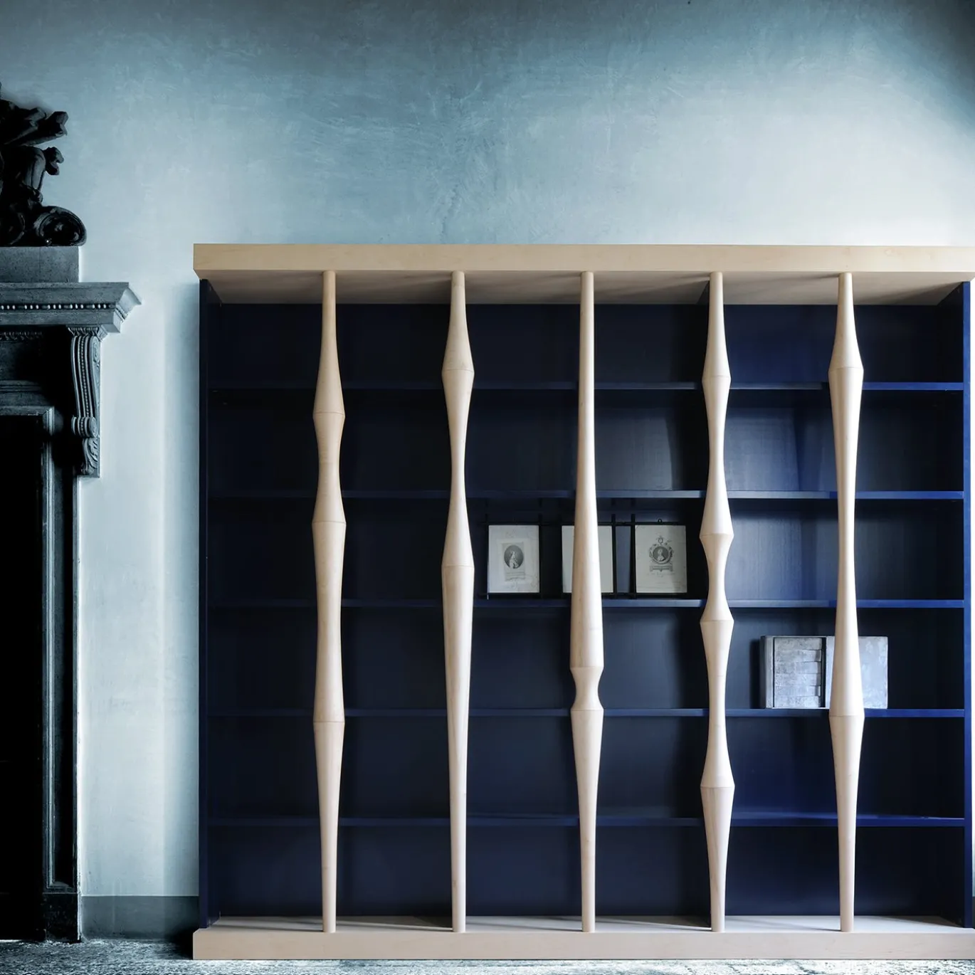 Libreria scultorea Berenice in legno di ciliegio blu con colonne in acero di Luca Scacchetti
