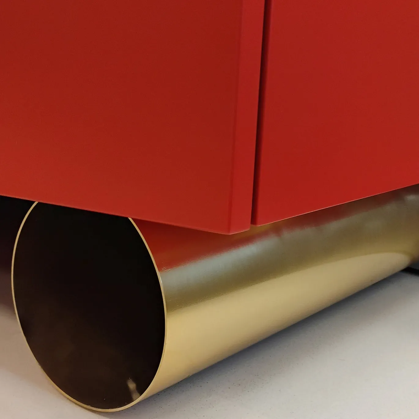 Madia asimmetrica M19 in legno laccato rosso
