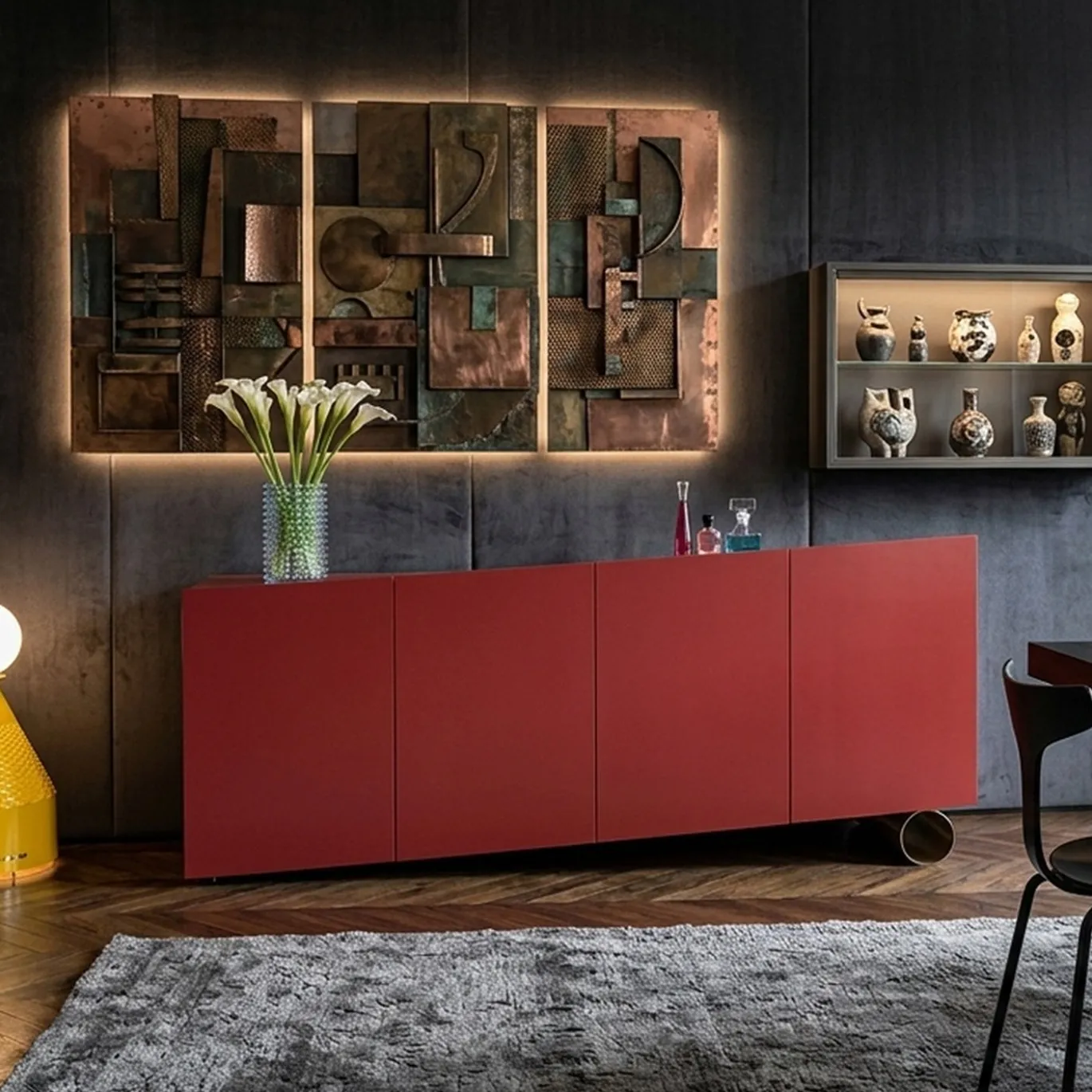 Madia asimmetrica M19 in legno laccato rosso