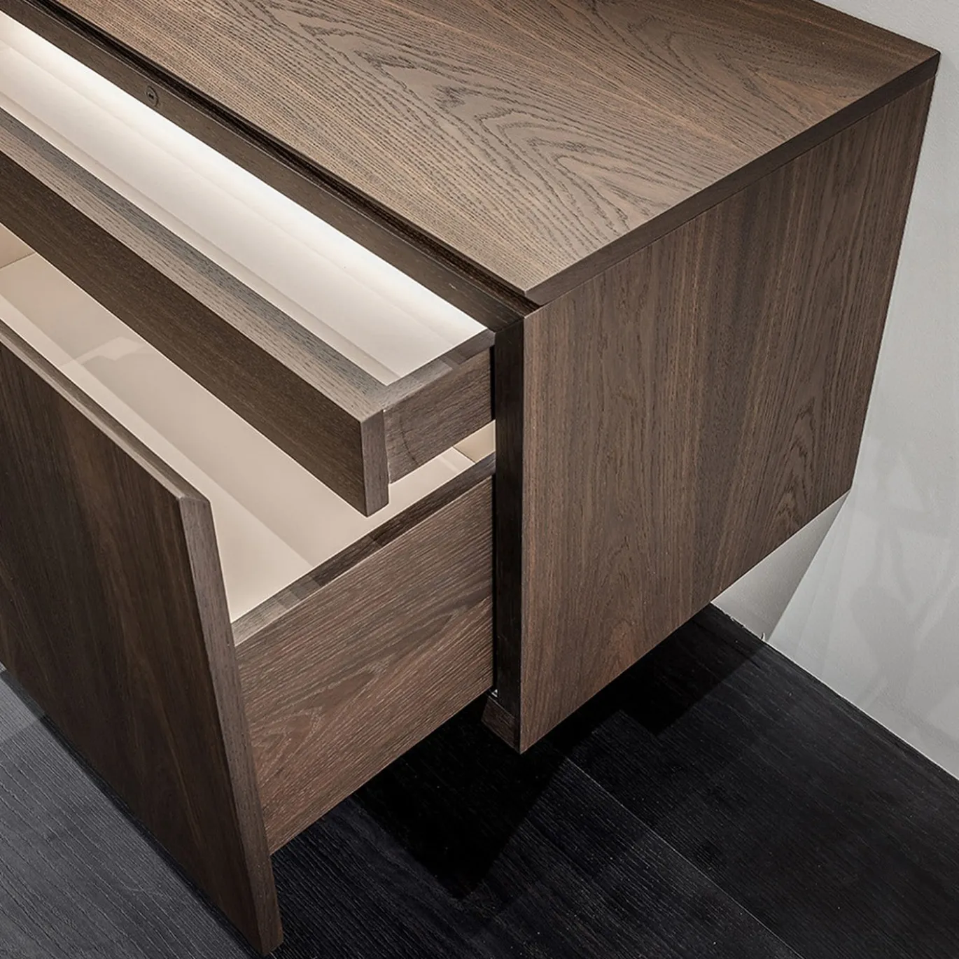 Madia Confidential in legno e ottone