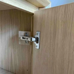 Madia Disegno Tre in rovere con pannelli decorati con arte astratta