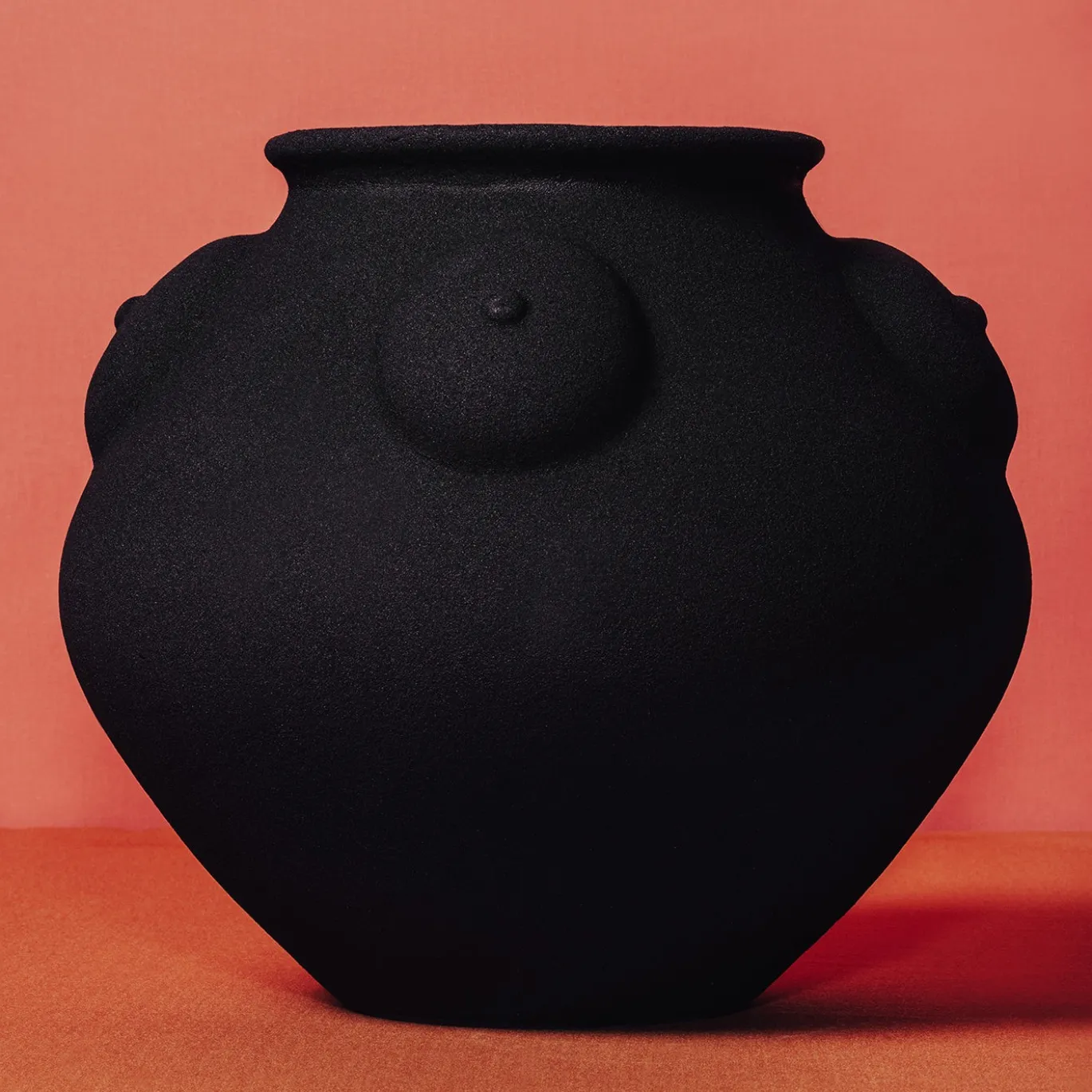 Madre del Vaso Nero Scultoreo in Ceramica di Rooms Studio