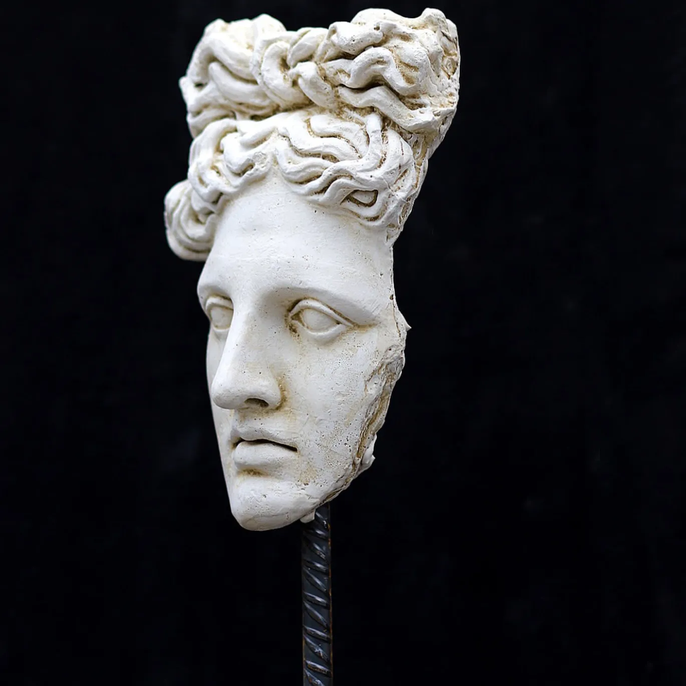 Maschera Apollo Belvedere su piedistallo