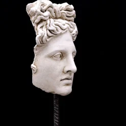 Maschera Apollo Belvedere su piedistallo