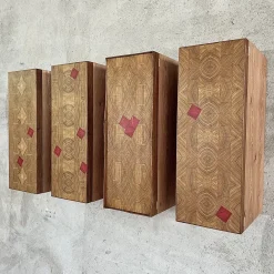 MESCOLANZA Set di 4 armadietti da parete in legno con intarsi
