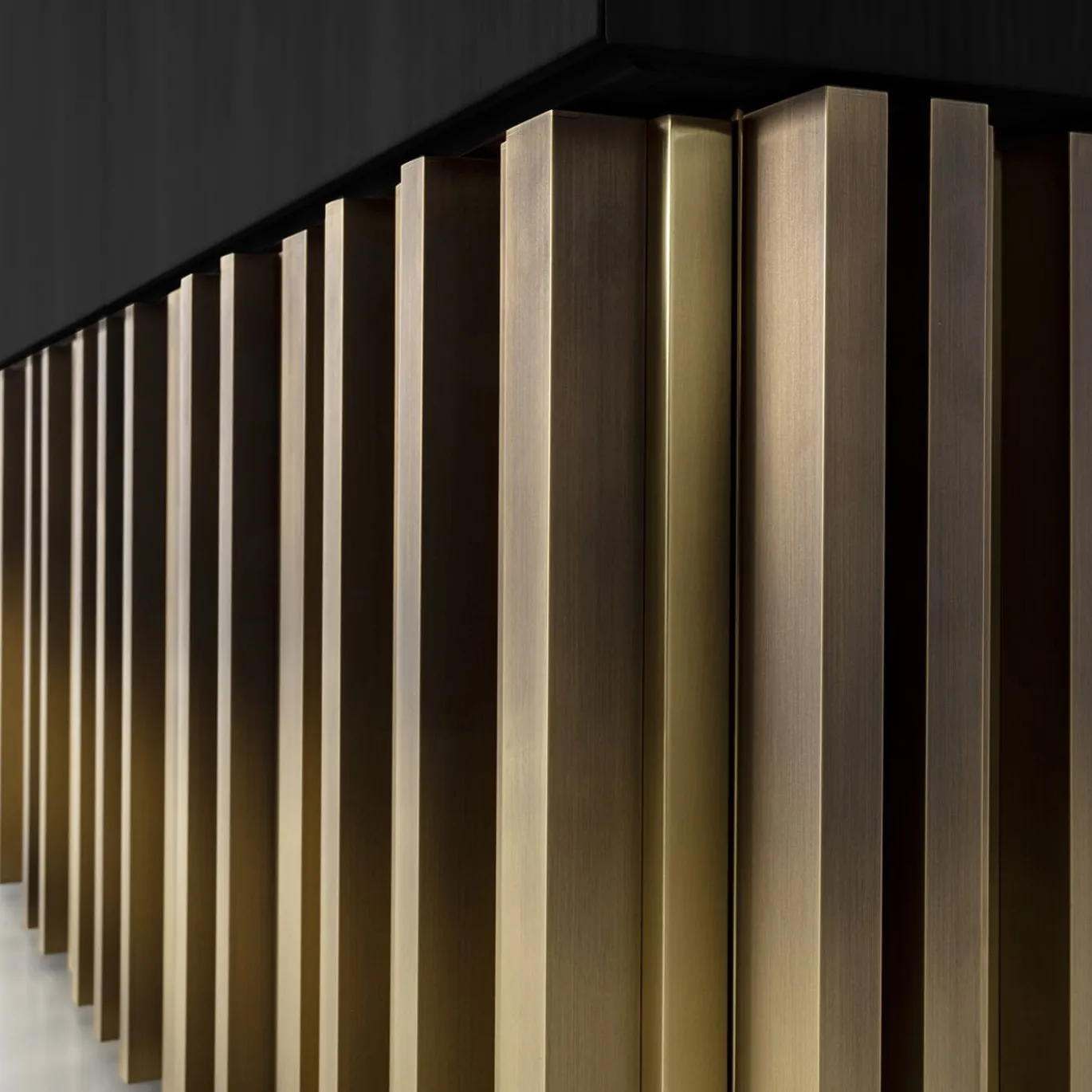 Mirage Vintage con scultura in ottone fatta a mano Credenza nera