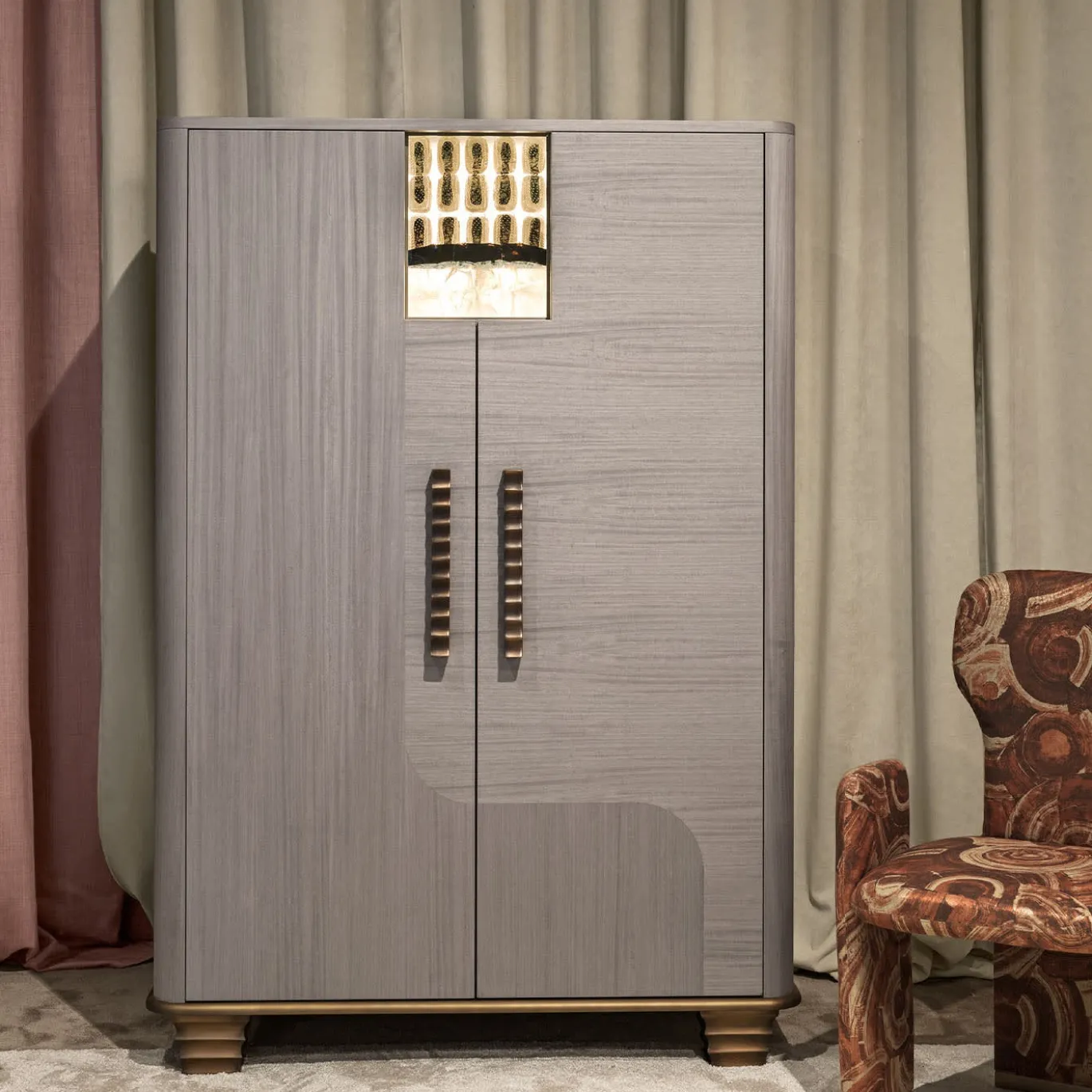 Mobile bar Cosmopolitan a 2 porte in legno intarsiato grigio