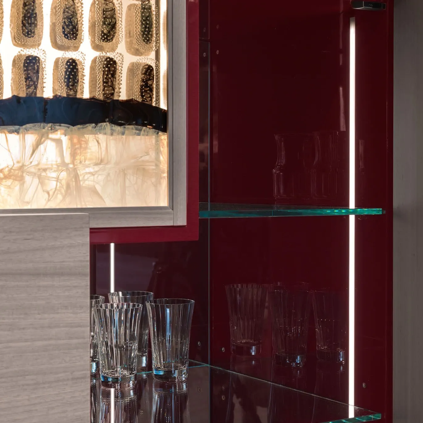 Mobile bar Cosmopolitan a 2 porte in legno intarsiato grigio