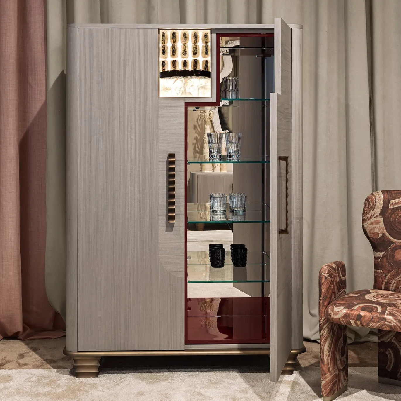 Mobile bar Cosmopolitan a 2 porte in legno intarsiato grigio