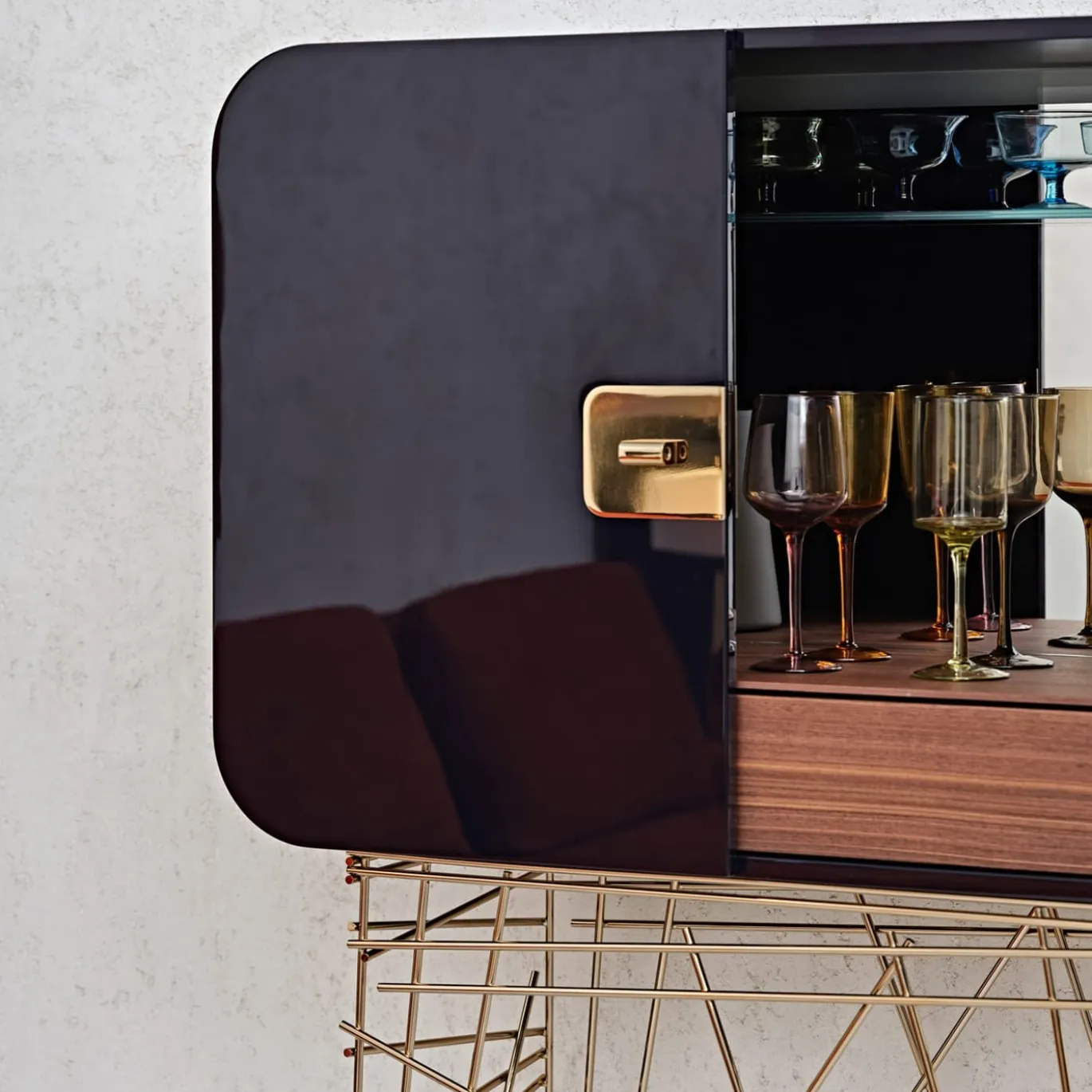 Mobile bar Mai Tai blu-nero in legno e metallo dorato