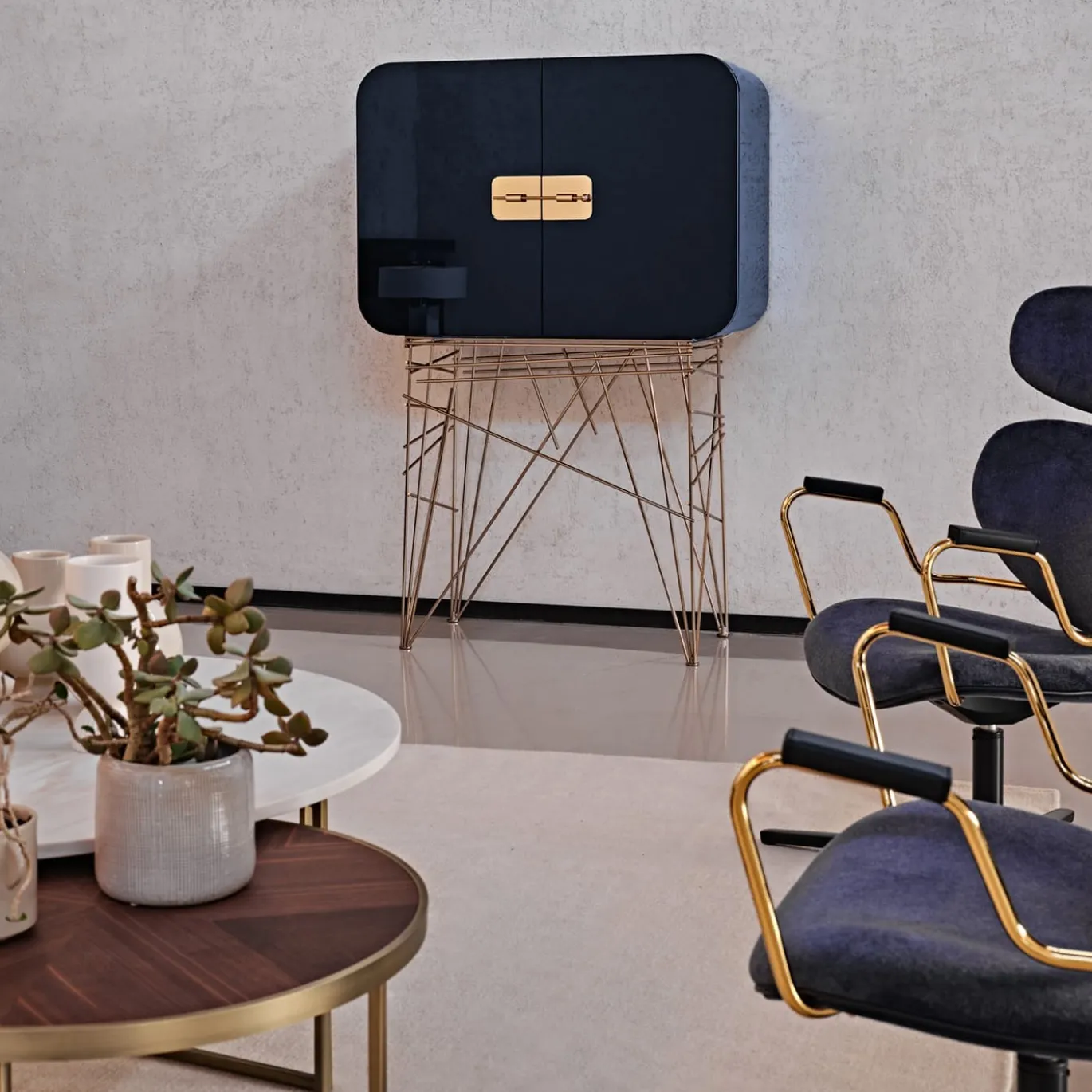 Mobile bar Mai Tai blu-nero in legno e metallo dorato