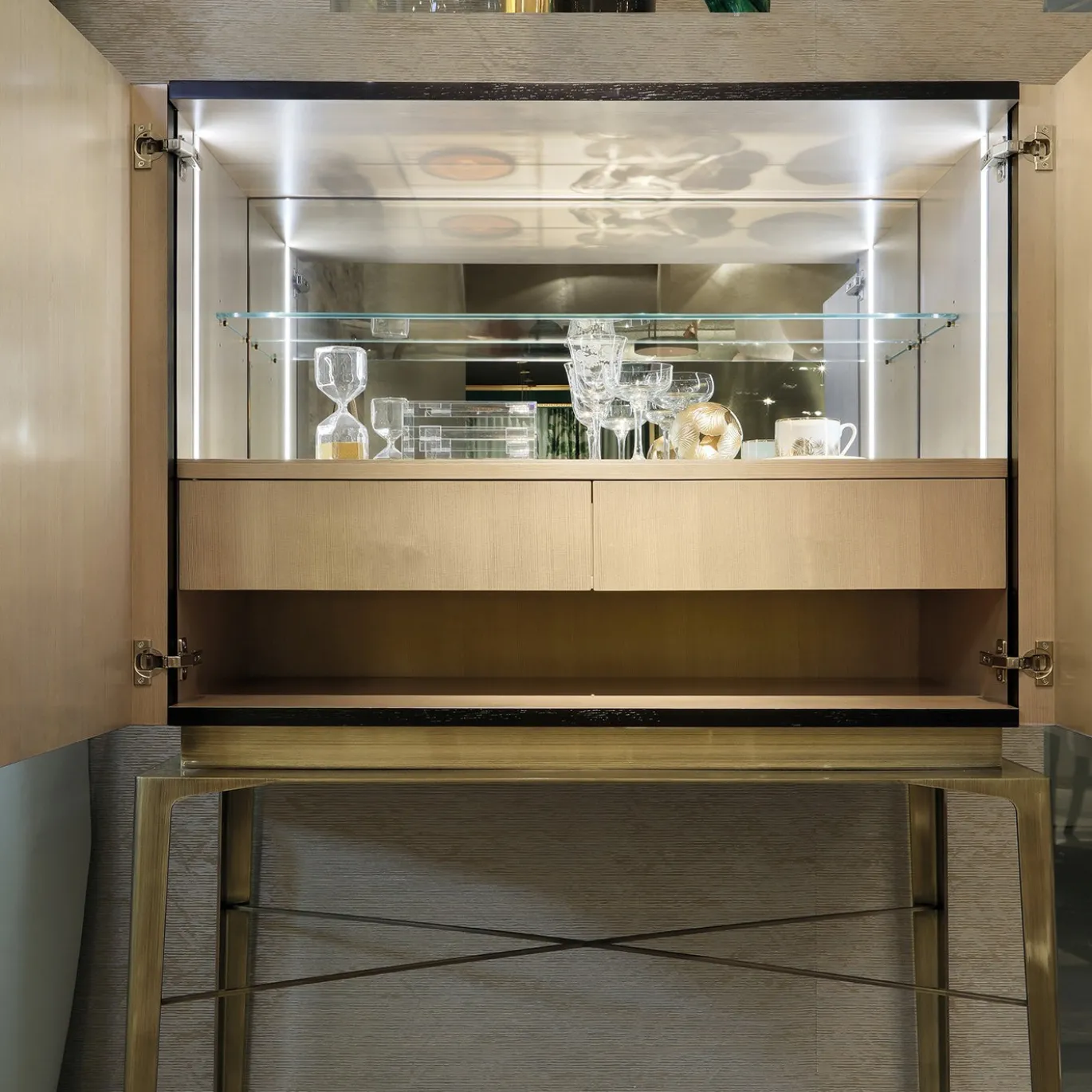 Mobile bar Tessella Dark in legno intarsiato a due ante