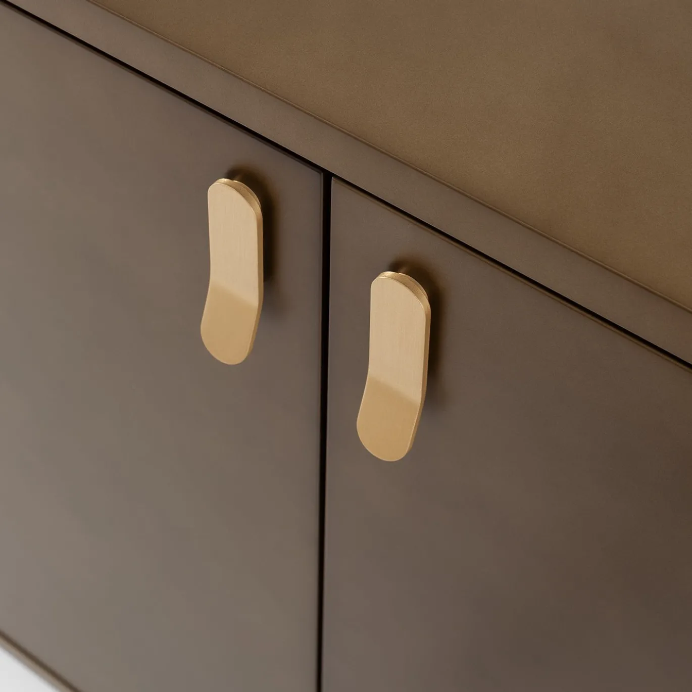 Mobile Bar Universe in Bronzo a 2 Ante con Dettagli in Ottone