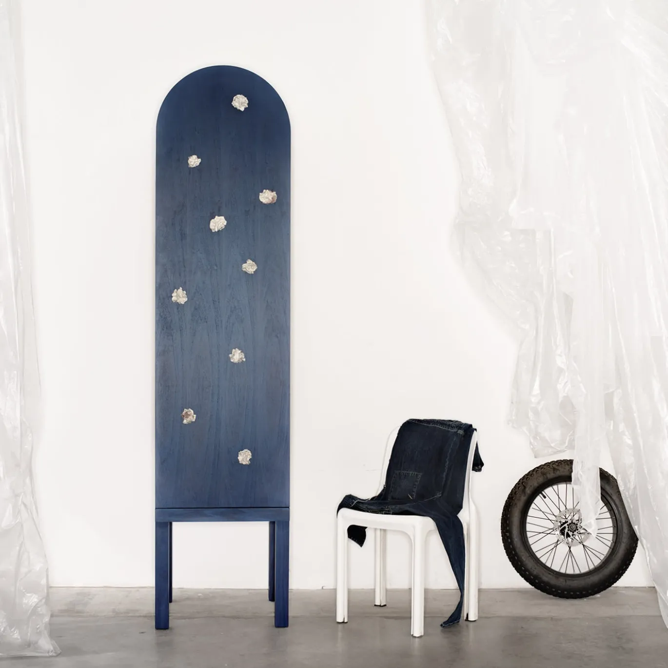 Mobile contenitore blu Blossom con anta singola e inserti in ceramica