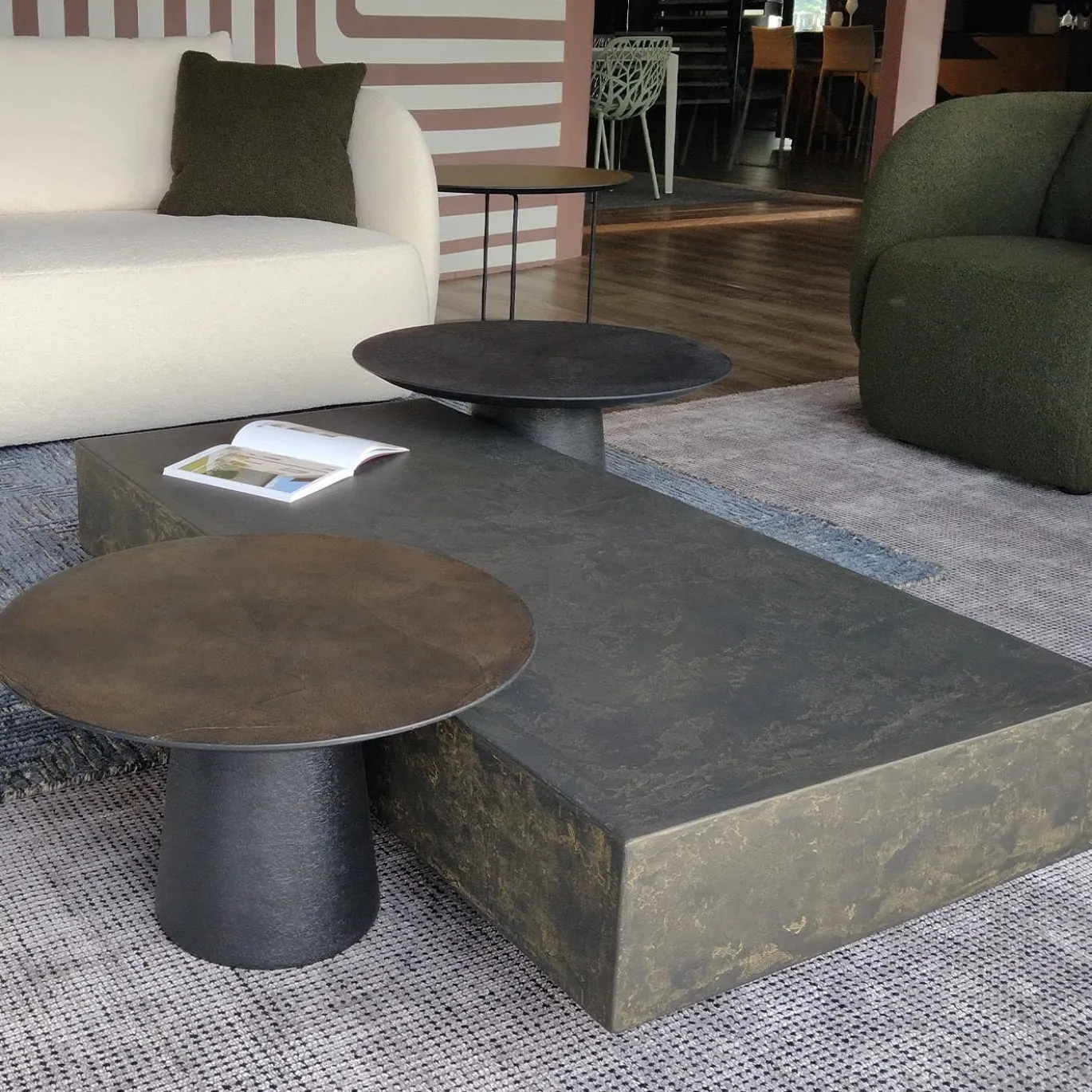 Monolite Tavolino Rettangolare Medio In Resina Spatolata Color Bronzo