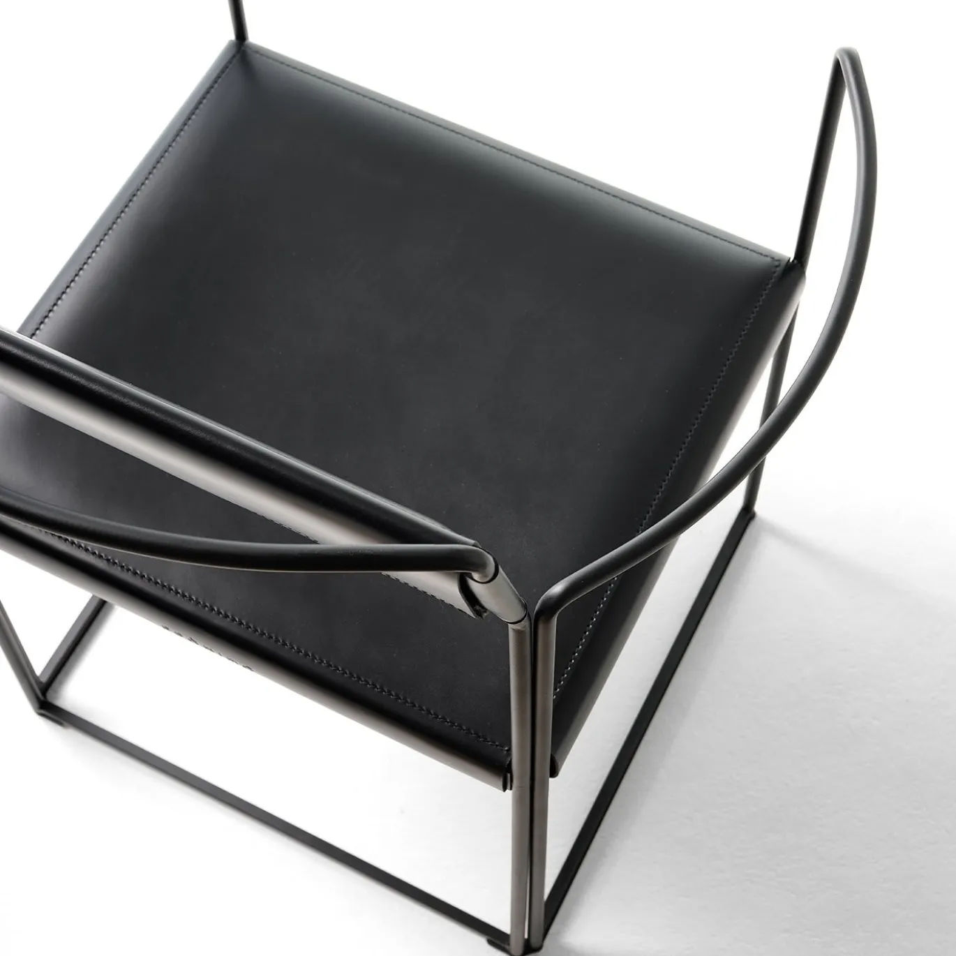 Nuova sedia Outline nera con braccioli di Alberto Colzani