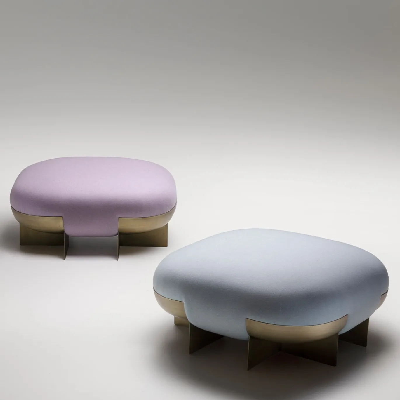 Ori Purple e Pouf Orbitale in ottone di Stormo Studio