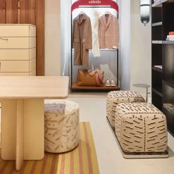 Ottomano BonBon a due posti in tessuto beige con tavolo