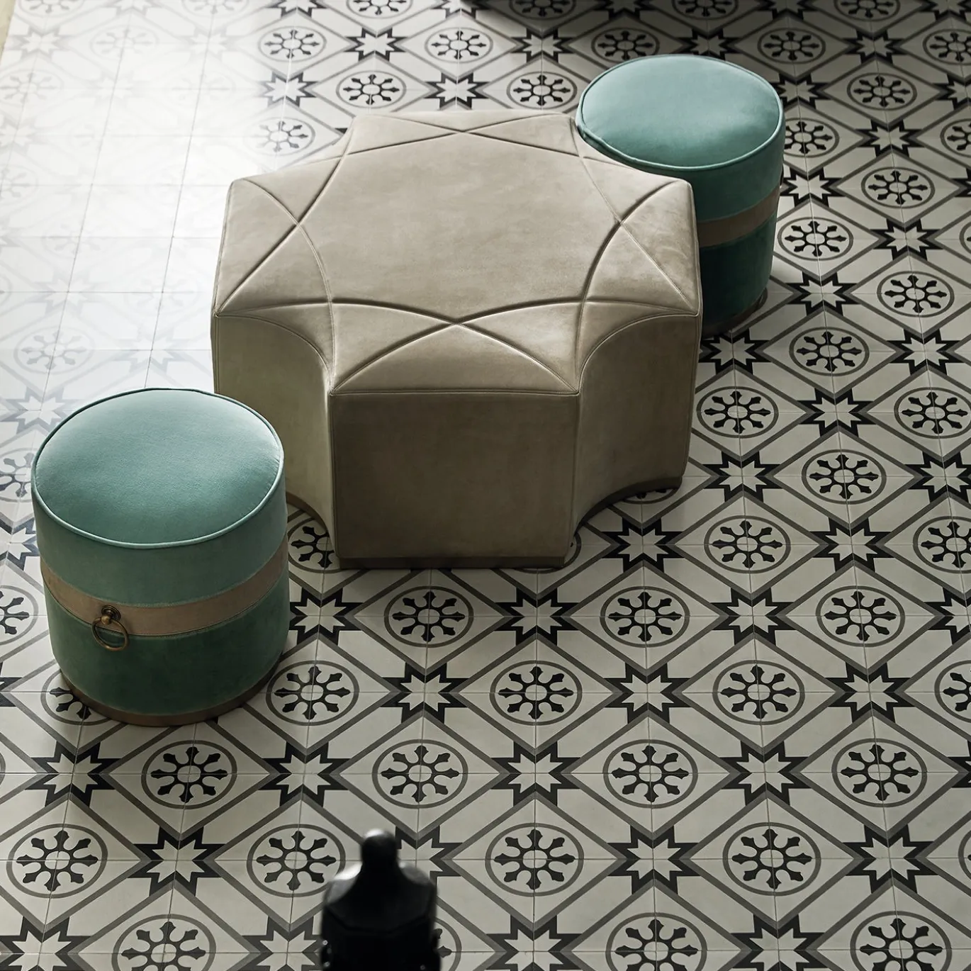 Ottomano esagonale in pelle nabuk beige
