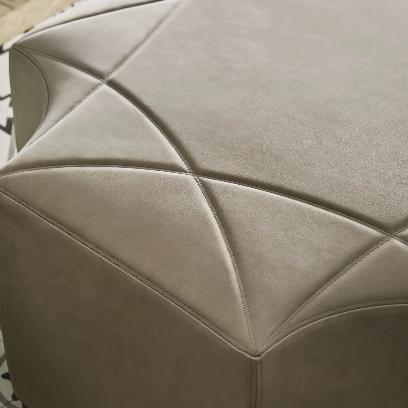 Ottomano esagonale in pelle nabuk beige