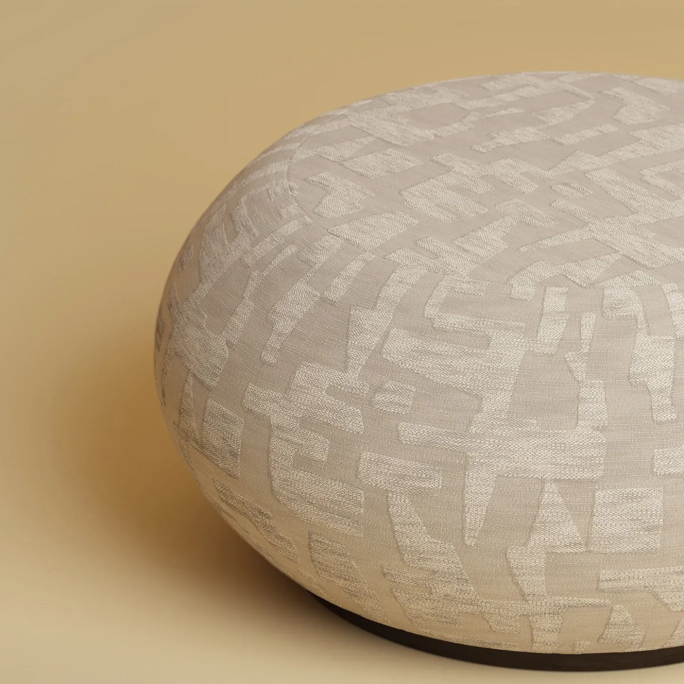 Ottomano rotondo Kuna con base in legno
