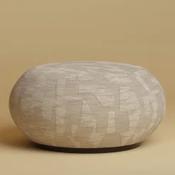 Ottomano rotondo Kuna con base in legno