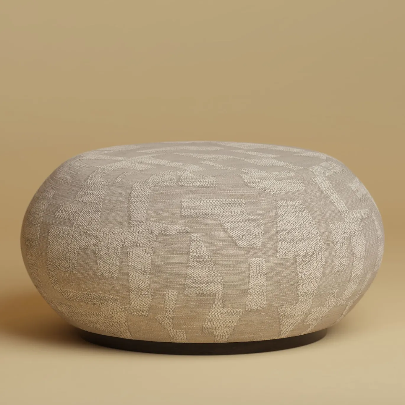 Ottomano rotondo Kuna con base in legno