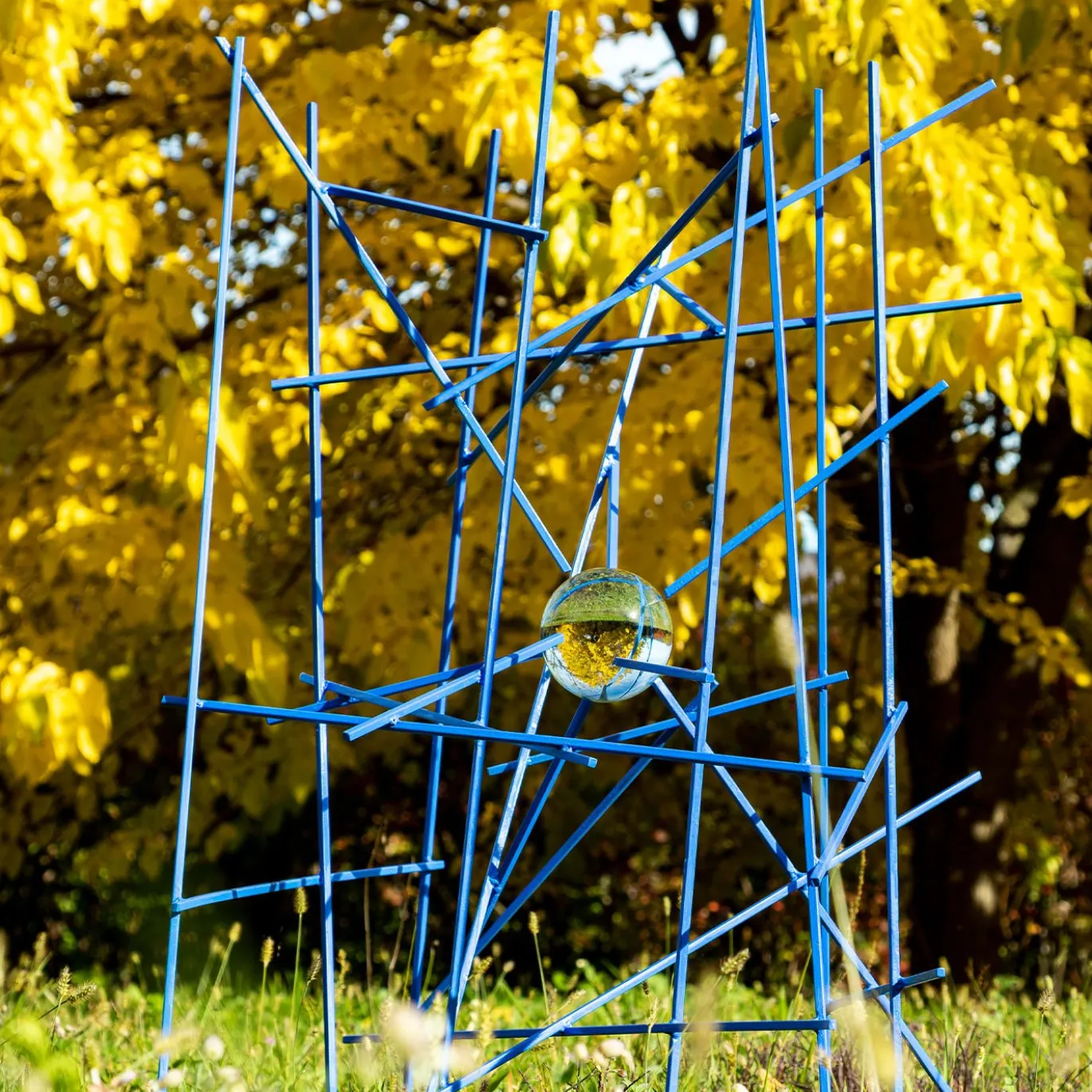 Palla Prigioniera Blu Scultura di Gianfranco Coltella