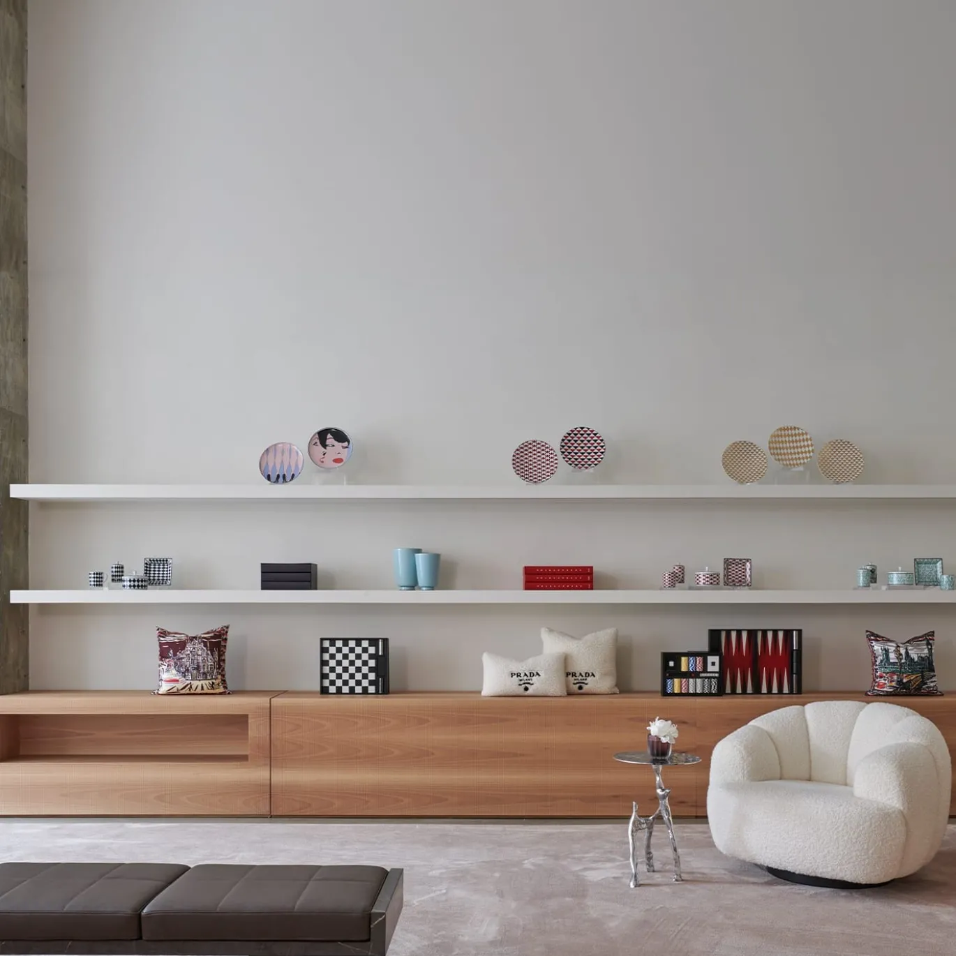 Panca Ever in Persian Grey e cuscini in pelle