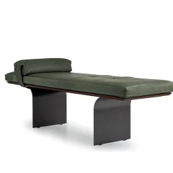 Panca Minerva in pelle verde con base metallica curva