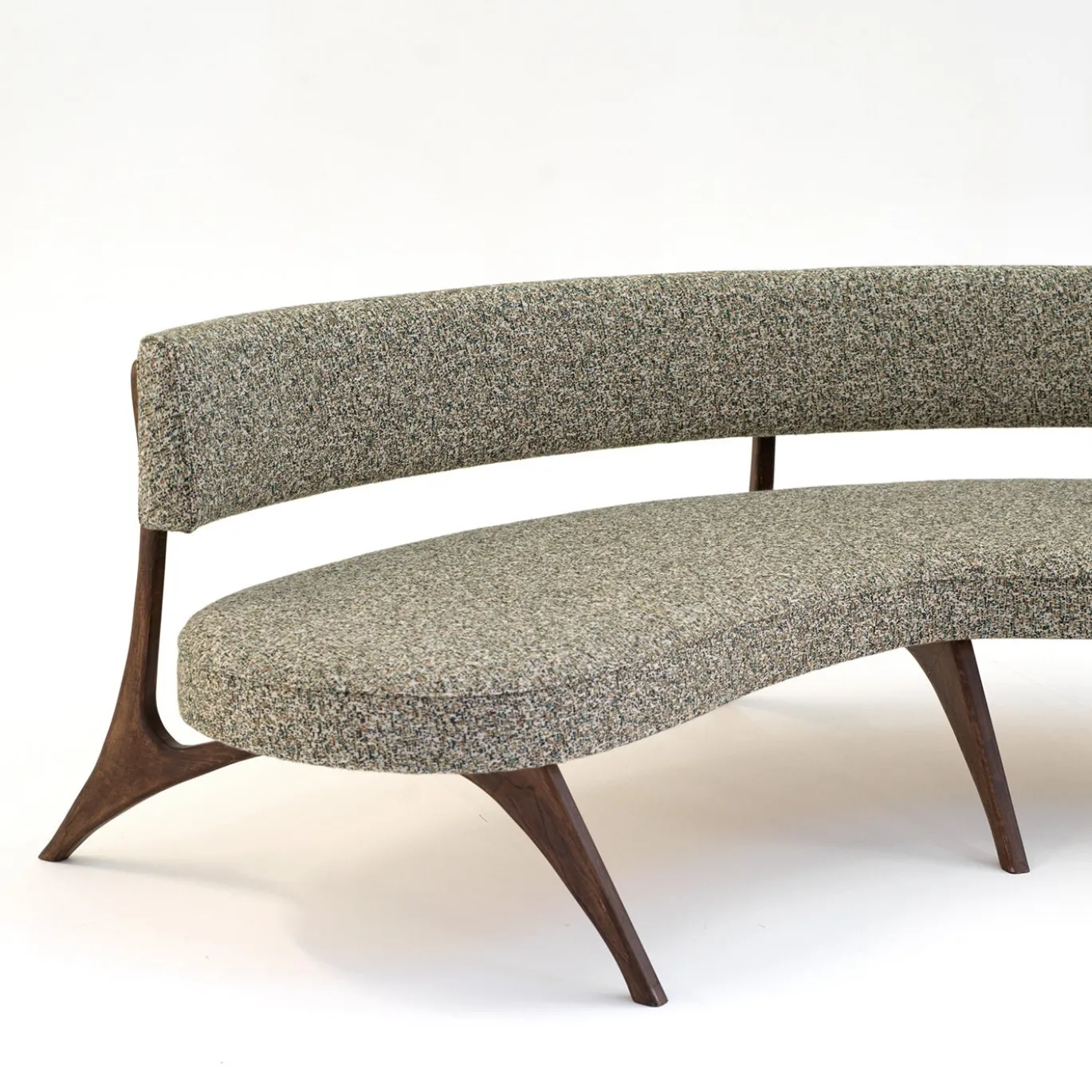 Panca scultorea con gambe in legno Massimo