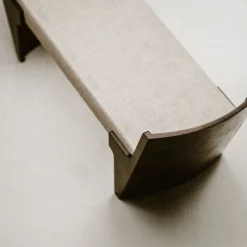 Panchina AR05 in bronzo con rivestimento in lino